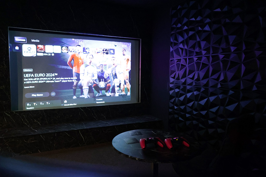 Joker's Mansion large screen